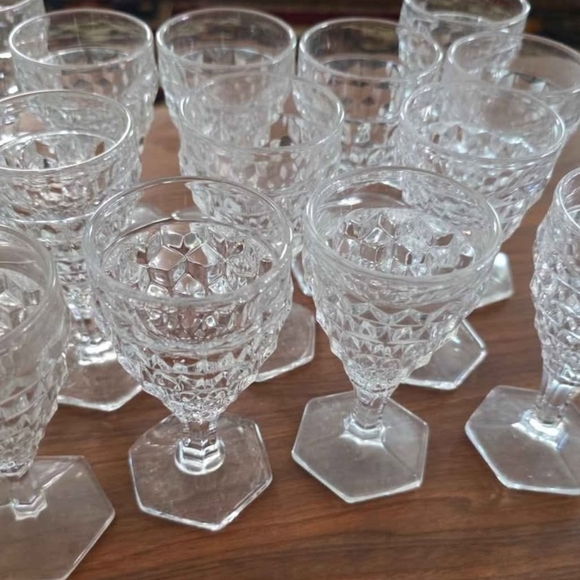 Elegant Crystal Wine Glass Set - Picture 2 of 5